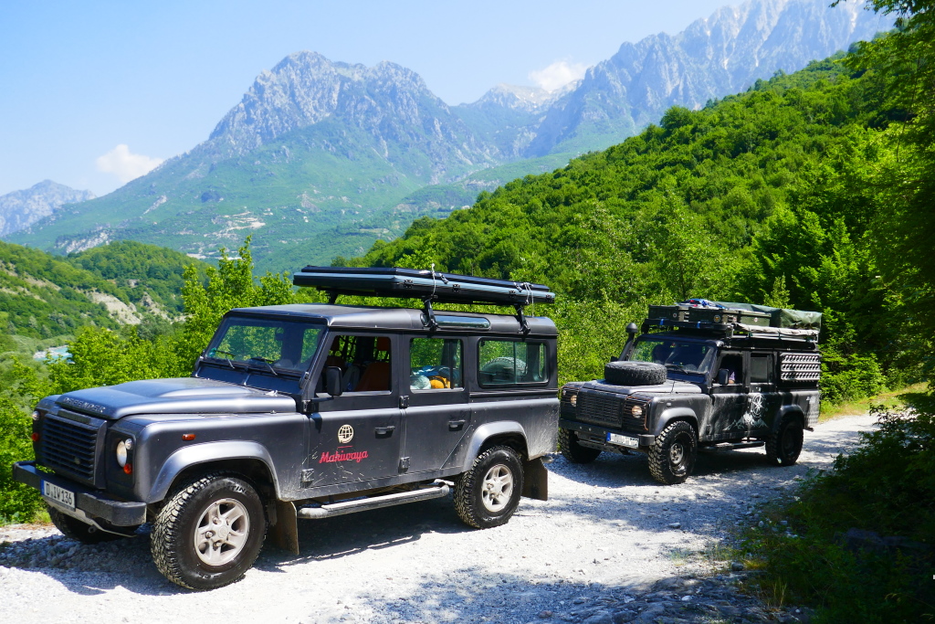 Land Rover Defender Werkstätten. Albanien 2022.